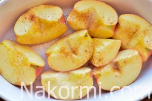 Яблоки, запеченные с орехами и карамелью