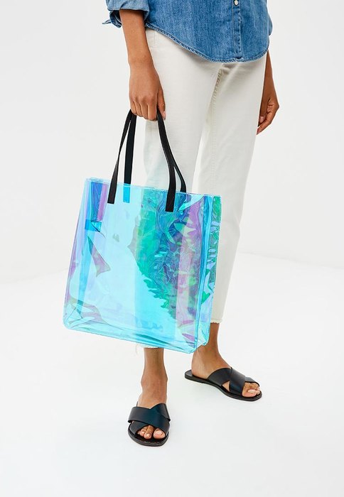 Главный тренд: 6 ярких сумок из пластика