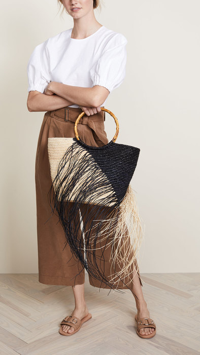 Главный летний тренд: 6 стильных плетеных сумок