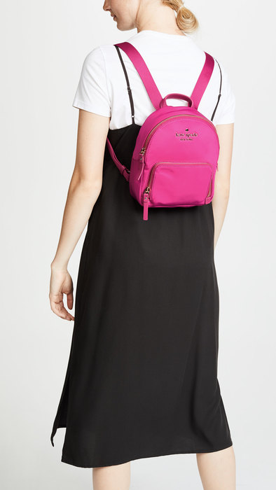 Удобно и женственно: 7 рюкзаков, которые можно сочетать с платьями